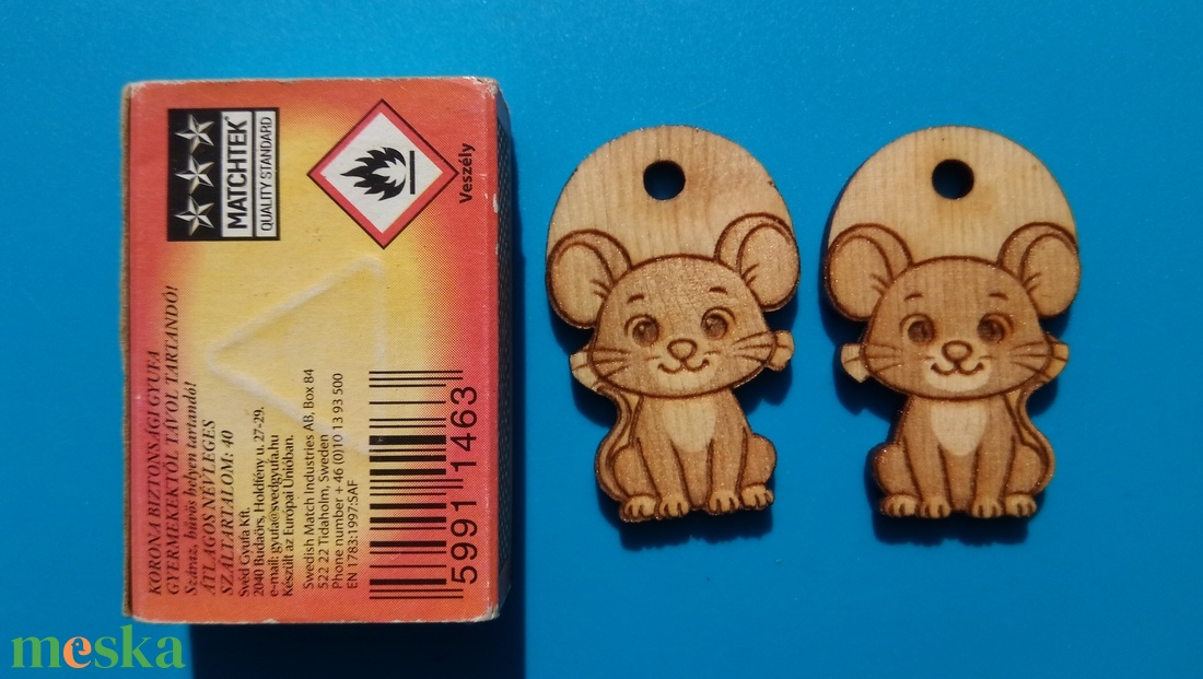 Egeres zsinórdísz. Egér egérke mintával készült háti- és tornazsákdísz. Egérrel készült függődísz. A csomagban 2 db van. - ékszer - lábdísz és testékszer - lábgyűrű és lábdísz - Meska.hu