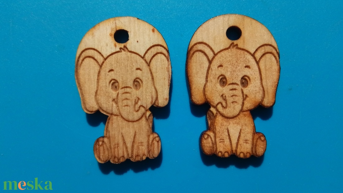 Elefántos zsinórdísz. Elefánt mintával készült háti és tornazsákdísz. Elefántos készült függődísz. A csomagban 2 db van. - ékszer - lábdísz és testékszer - lábgyűrű és lábdísz - Meska.hu