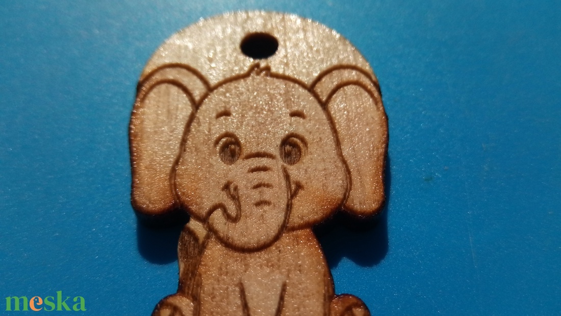 Elefántos zsinórdísz. Elefánt mintával készült háti és tornazsákdísz. Elefántos készült függődísz. A csomagban 2 db van. - ékszer - lábdísz és testékszer - lábgyűrű és lábdísz - Meska.hu