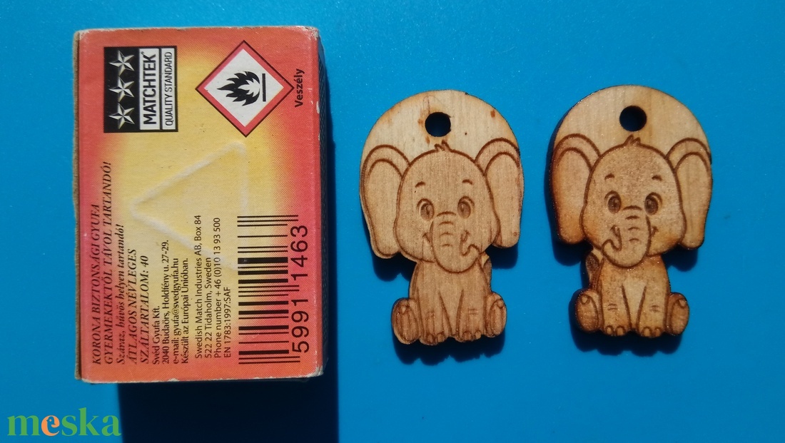 Elefántos zsinórdísz. Elefánt mintával készült háti és tornazsákdísz. Elefántos készült függődísz. A csomagban 2 db van. - ékszer - lábdísz és testékszer - lábgyűrű és lábdísz - Meska.hu