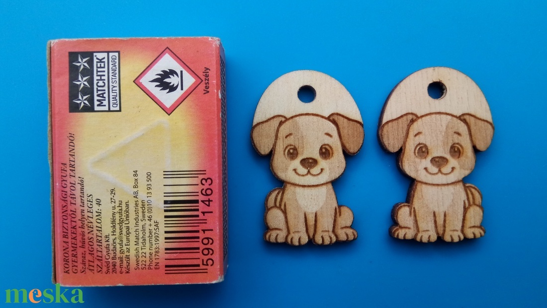 Kutyás zsinórdísz. Kutya mintával készült háti- és tornazsákdísz. Kutyával készült függődísz. A csomagban 2 db van. - ékszer - lábdísz és testékszer - lábgyűrű és lábdísz - Meska.hu