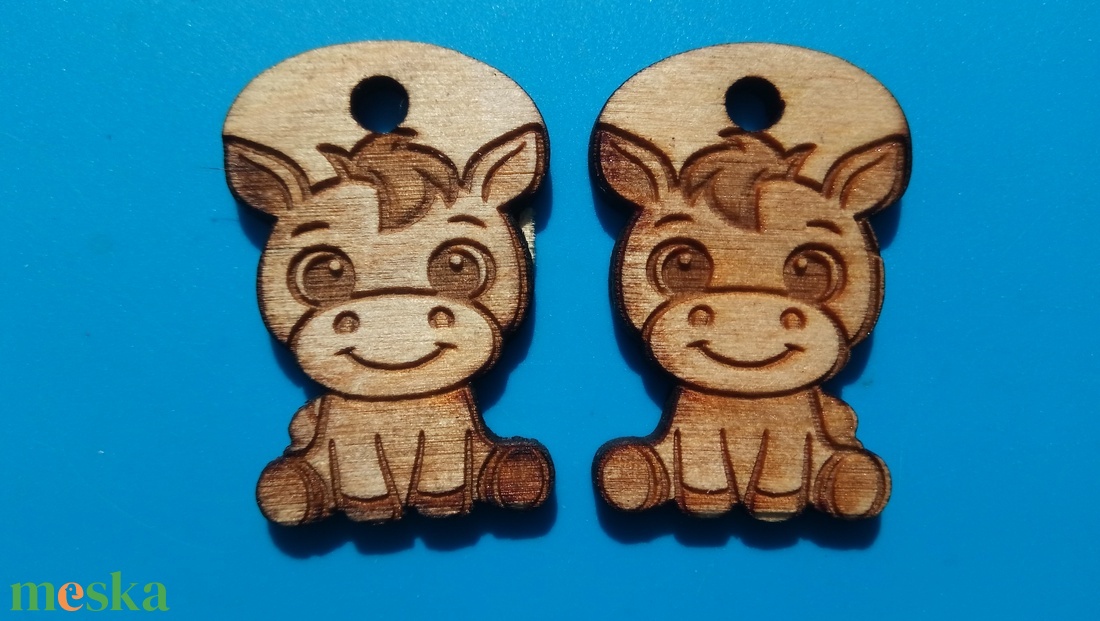 Lovas zsinórdísz. Ló, lovacska mintával készült háti- és tornazsákdísz. Lóval készült függődísz. A csomagban 2 db van. - ékszer - lábdísz és testékszer - lábgyűrű és lábdísz - Meska.hu