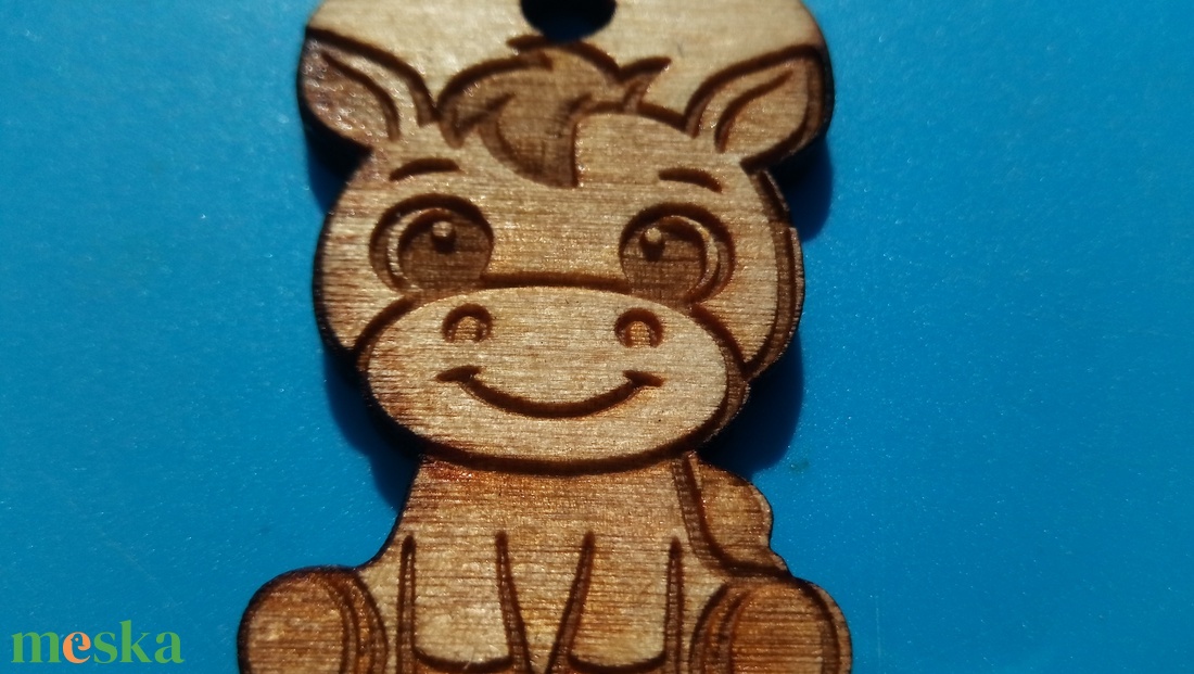 Lovas zsinórdísz. Ló, lovacska mintával készült háti- és tornazsákdísz. Lóval készült függődísz. A csomagban 2 db van. - ékszer - lábdísz és testékszer - lábgyűrű és lábdísz - Meska.hu