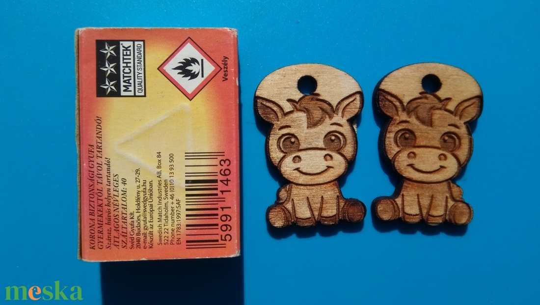 Lovas zsinórdísz. Ló, lovacska mintával készült háti- és tornazsákdísz. Lóval készült függődísz. A csomagban 2 db van. - ékszer - lábdísz és testékszer - lábgyűrű és lábdísz - Meska.hu