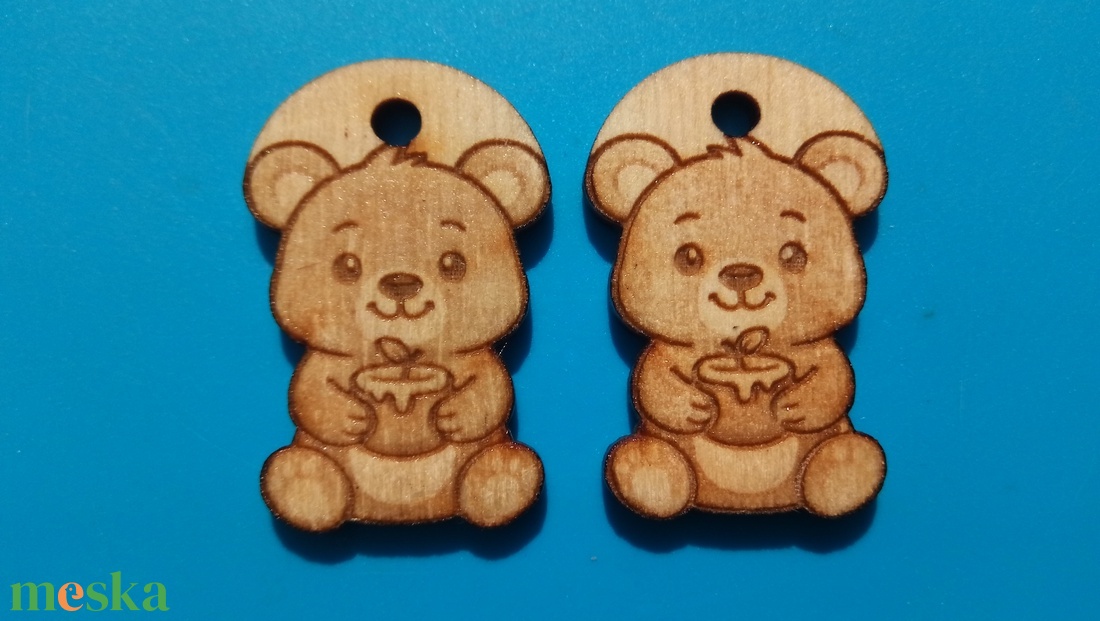 Macis zsinórdísz. Maci, medve mintával készült háti- és tornazsákdísz. Macival készült függődísz. A csomagban 2 db van. - ékszer - lábdísz és testékszer - lábgyűrű és lábdísz - Meska.hu