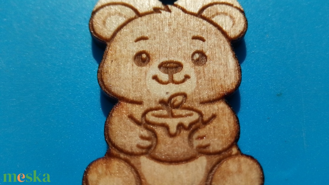 Macis zsinórdísz. Maci, medve mintával készült háti- és tornazsákdísz. Macival készült függődísz. A csomagban 2 db van. - ékszer - lábdísz és testékszer - lábgyűrű és lábdísz - Meska.hu