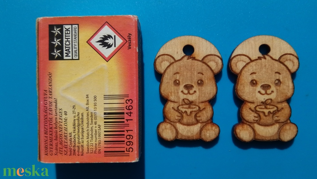 Macis zsinórdísz. Maci, medve mintával készült háti- és tornazsákdísz. Macival készült függődísz. A csomagban 2 db van. - ékszer - lábdísz és testékszer - lábgyűrű és lábdísz - Meska.hu