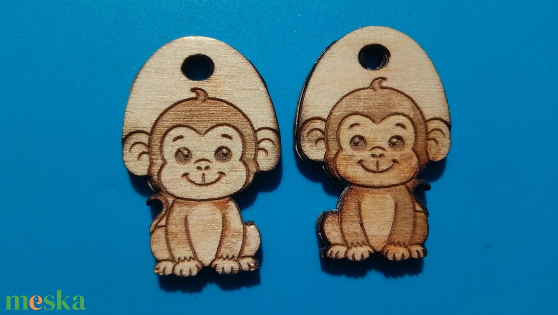 Majmos zsinórdísz. Majom mintával készült háti- és tornazsákdísz. Majommal készült függődísz. A csomagban 2 db van. - ékszer - lábdísz és testékszer - lábgyűrű és lábdísz - Meska.hu