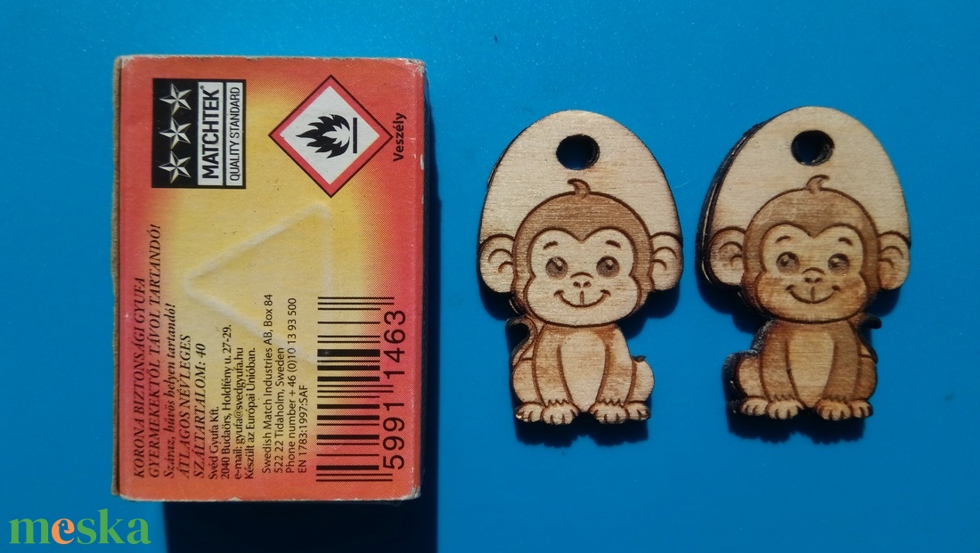 Majmos zsinórdísz. Majom mintával készült háti- és tornazsákdísz. Majommal készült függődísz. A csomagban 2 db van. - ékszer - lábdísz és testékszer - lábgyűrű és lábdísz - Meska.hu