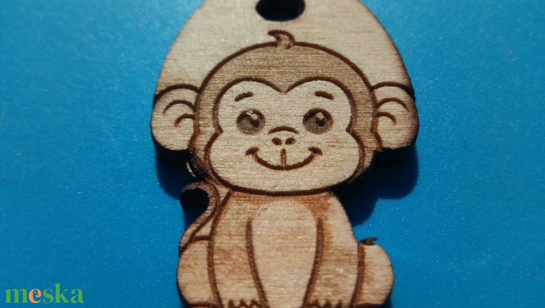 Majmos zsinórdísz. Majom mintával készült háti- és tornazsákdísz. Majommal készült függődísz. A csomagban 2 db van. - ékszer - lábdísz és testékszer - lábgyűrű és lábdísz - Meska.hu