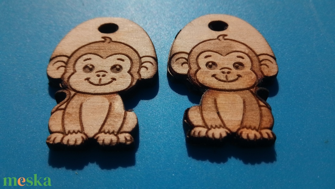 Majmos zsinórdísz. Majom mintával készült háti- és tornazsákdísz. Majommal készült függődísz. A csomagban 2 db van. - ékszer - lábdísz és testékszer - lábgyűrű és lábdísz - Meska.hu