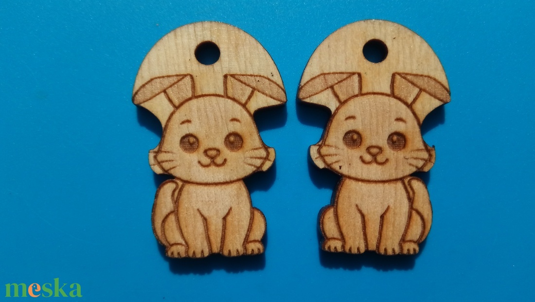 Nyuszis zsinórdísz. Nyuszi mintával készült háti- és tornazsákdísz. Nyuszival készült függődísz. A csomagban 2 db van. - ékszer - lábdísz és testékszer - lábgyűrű és lábdísz - Meska.hu