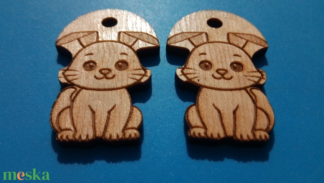 Nyuszis zsinórdísz. Nyuszi mintával készült háti- és tornazsákdísz. Nyuszival készült függődísz. A csomagban 2 db van. - ékszer - lábdísz és testékszer - lábgyűrű és lábdísz - Meska.hu