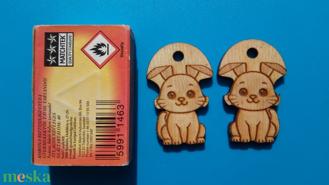 Nyuszis zsinórdísz. Nyuszi mintával készült háti- és tornazsákdísz. Nyuszival készült függődísz. A csomagban 2 db van. - ékszer - lábdísz és testékszer - lábgyűrű és lábdísz - Meska.hu