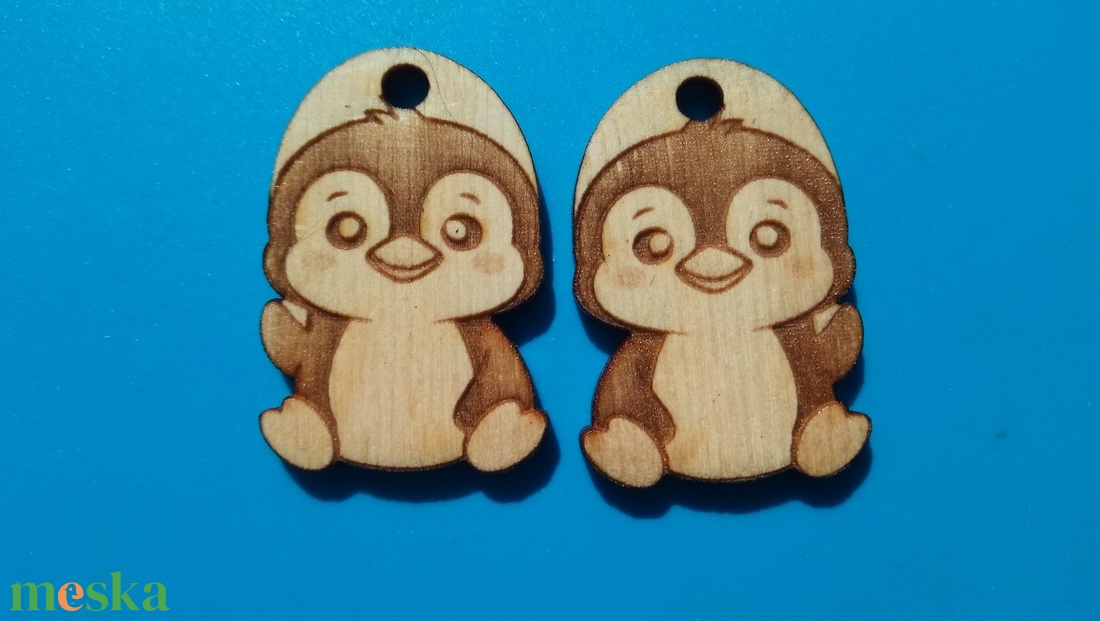 Pingvines zsinórdísz. Pingvin mintával készült háti és tornazsákdísz. Pingvinnel készült függődísz. A csomagban 2 db van - ékszer - lábdísz és testékszer - lábgyűrű és lábdísz - Meska.hu