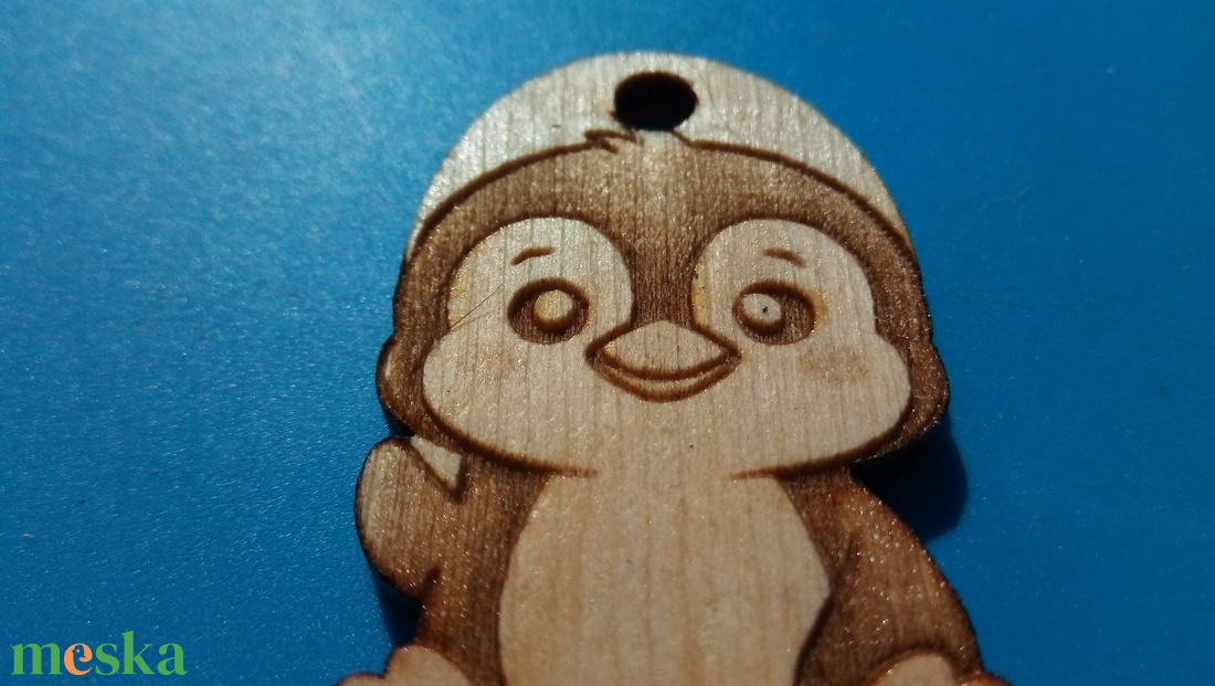 Pingvines zsinórdísz. Pingvin mintával készült háti és tornazsákdísz. Pingvinnel készült függődísz. A csomagban 2 db van - ékszer - lábdísz és testékszer - lábgyűrű és lábdísz - Meska.hu