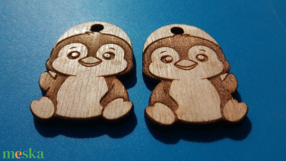 Pingvines zsinórdísz. Pingvin mintával készült háti és tornazsákdísz. Pingvinnel készült függődísz. A csomagban 2 db van - ékszer - lábdísz és testékszer - lábgyűrű és lábdísz - Meska.hu