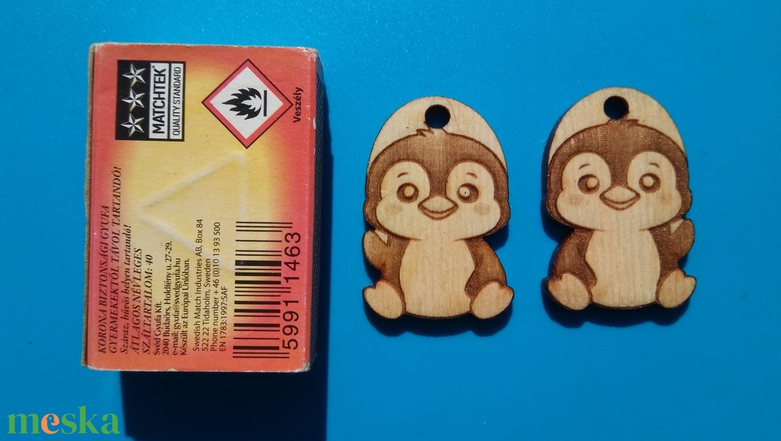 Pingvines zsinórdísz. Pingvin mintával készült háti és tornazsákdísz. Pingvinnel készült függődísz. A csomagban 2 db van - ékszer - lábdísz és testékszer - lábgyűrű és lábdísz - Meska.hu