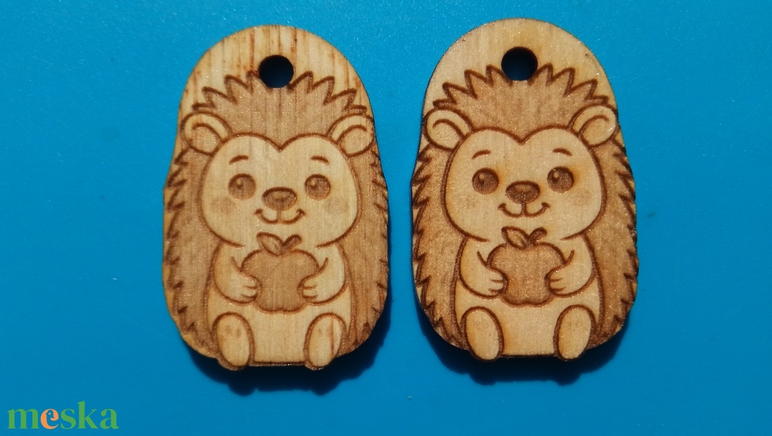 Sündisznós sünis zsinórdísz Süni mintával készült háti és tornazsákdísz. Sünivel készült függődísz. A csomagban 2 db van - ékszer - lábdísz és testékszer - lábgyűrű és lábdísz - Meska.hu