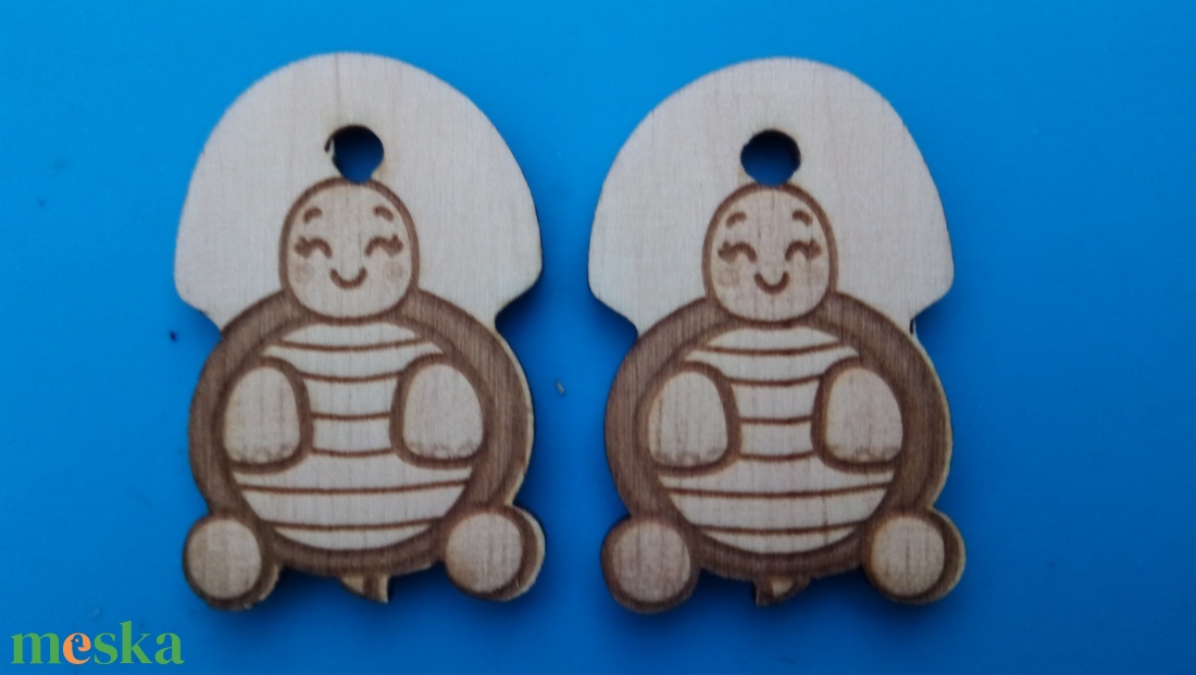 Teknősös zsinórdísz Teknős mintával készült háti- és tornazsákdísz. Teknőssel készült függődísz. A csomagban 2 db van - ékszer - lábdísz és testékszer - lábgyűrű és lábdísz - Meska.hu