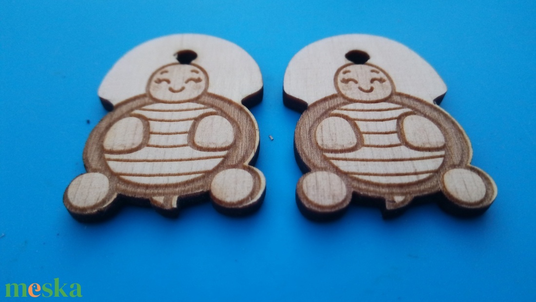 Teknősös zsinórdísz Teknős mintával készült háti- és tornazsákdísz. Teknőssel készült függődísz. A csomagban 2 db van - ékszer - lábdísz és testékszer - lábgyűrű és lábdísz - Meska.hu