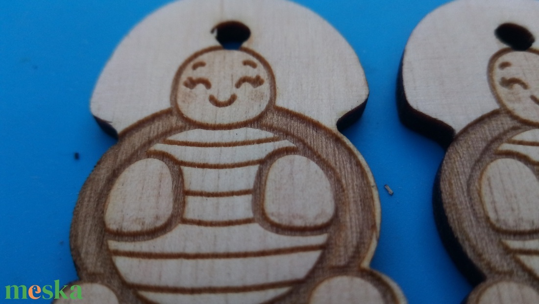 Teknősös zsinórdísz Teknős mintával készült háti- és tornazsákdísz. Teknőssel készült függődísz. A csomagban 2 db van - ékszer - lábdísz és testékszer - lábgyűrű és lábdísz - Meska.hu