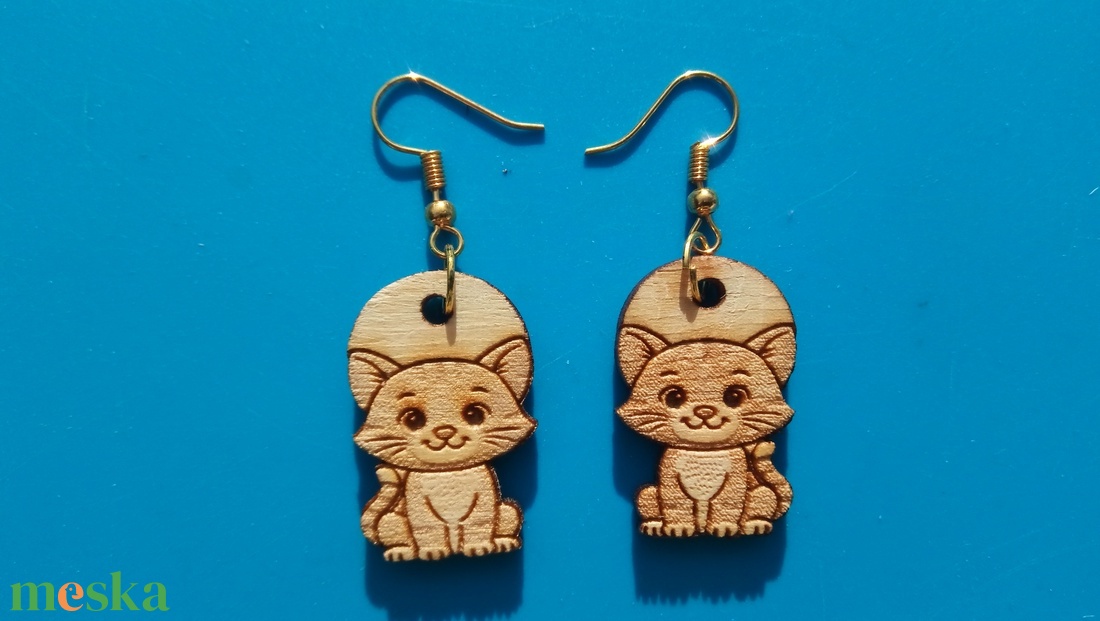 Cica macska fülbevaló. Cicás füldísz, cicával. Kiváló ajándék lánynak, vidám hölgynek, nőnek szilveszterre vagy bármikor - esküvő - ékszer - fülbevaló - Meska.hu