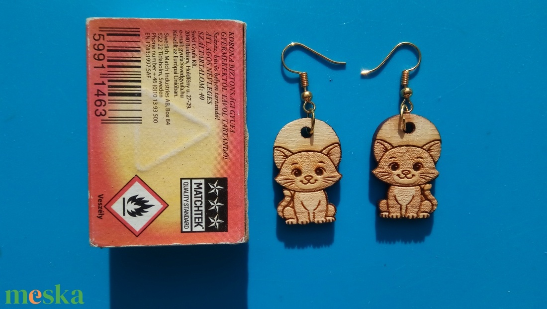 Cica macska fülbevaló. Cicás füldísz, cicával. Kiváló ajándék lánynak, vidám hölgynek, nőnek szilveszterre vagy bármikor - esküvő - ékszer - fülbevaló - Meska.hu