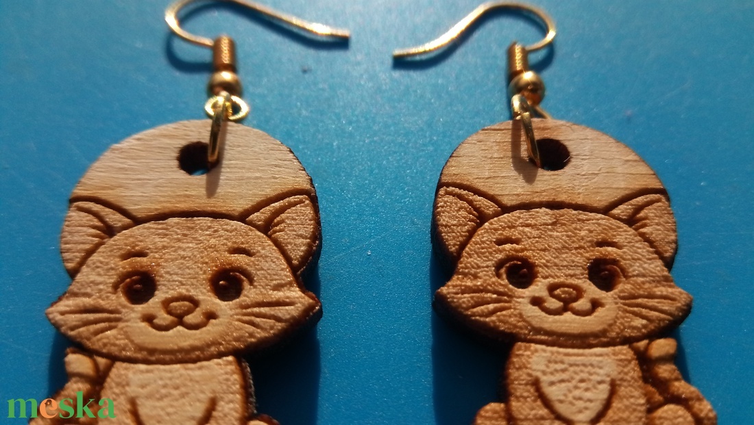 Cica macska fülbevaló. Cicás füldísz, cicával. Kiváló ajándék lánynak, vidám hölgynek, nőnek szilveszterre vagy bármikor - esküvő - ékszer - fülbevaló - Meska.hu