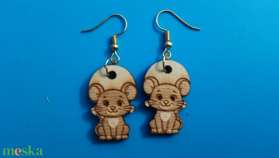 Egér fülbevaló. Egeres füldísz, egérrel. Kiváló ajándék lánynak, vidám hölgynek, nőnek szilveszterre vagy bármikor - esküvő - ékszer - fülbevaló - Meska.hu