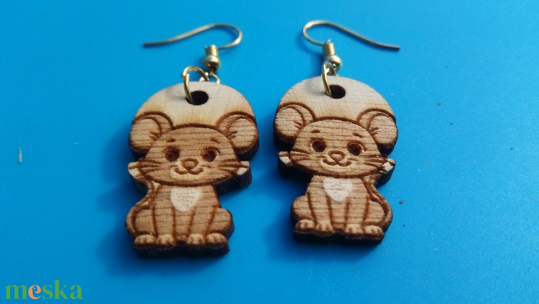 Egér fülbevaló. Egeres füldísz, egérrel. Kiváló ajándék lánynak, vidám hölgynek, nőnek szilveszterre vagy bármikor - esküvő - ékszer - fülbevaló - Meska.hu