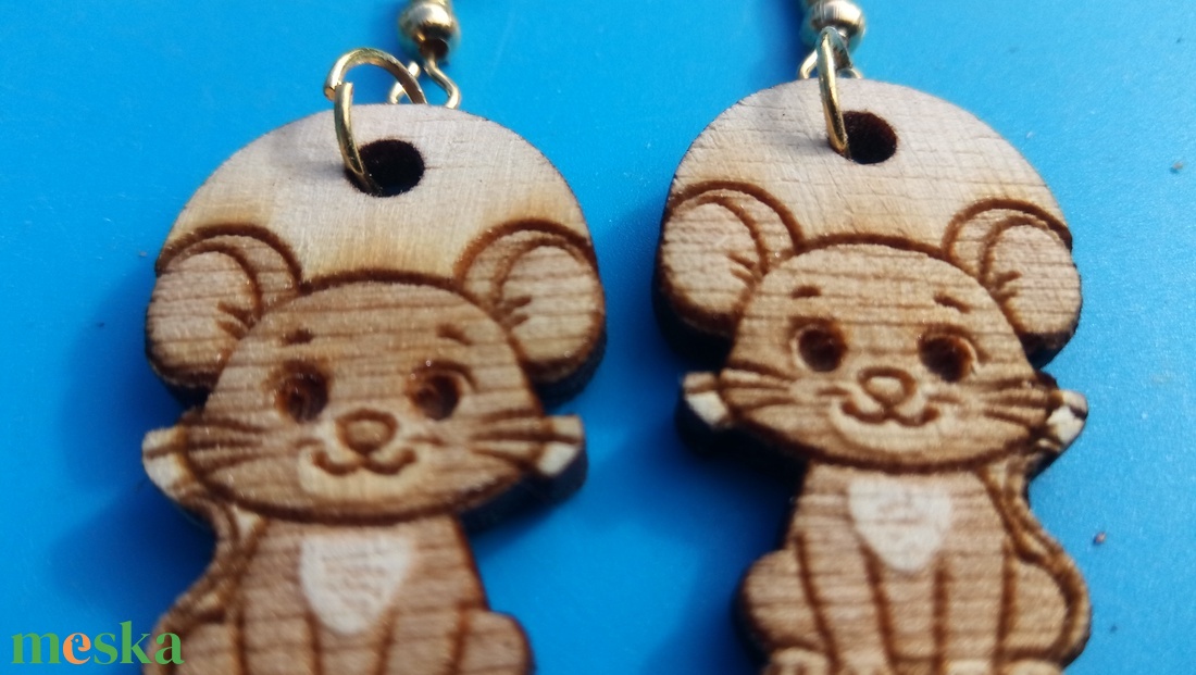 Egér fülbevaló. Egeres füldísz, egérrel. Kiváló ajándék lánynak, vidám hölgynek, nőnek szilveszterre vagy bármikor - esküvő - ékszer - fülbevaló - Meska.hu