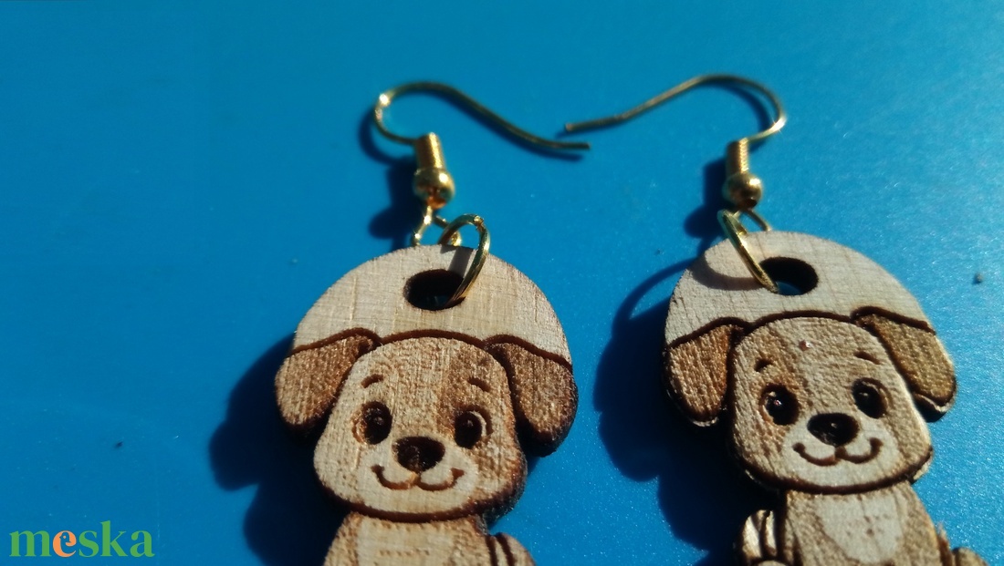 Kutya fülbevaló. Kutyás füldísz kutyával. Kiváló ajándék lánynak, vidám hölgynek, nőnek szilveszterre vagy bármikor. - esküvő - ékszer - fülbevaló - Meska.hu
