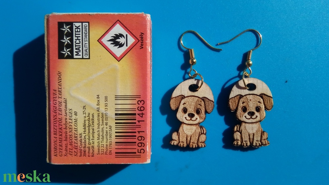 Kutya fülbevaló. Kutyás füldísz kutyával. Kiváló ajándék lánynak, vidám hölgynek, nőnek szilveszterre vagy bármikor. - esküvő - ékszer - fülbevaló - Meska.hu