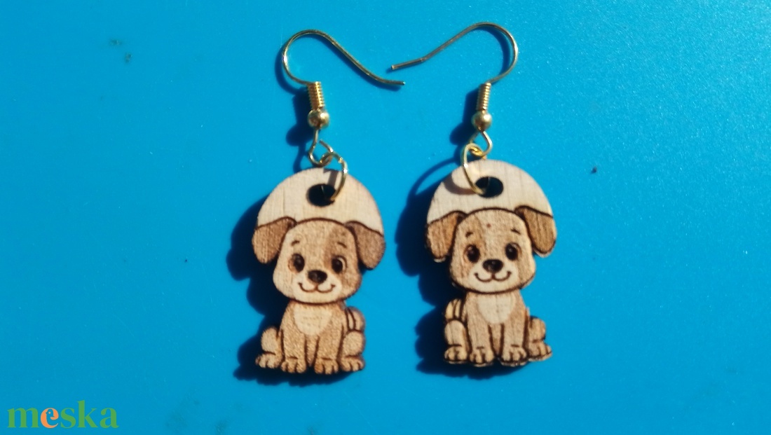 Kutya fülbevaló. Kutyás füldísz kutyával. Kiváló ajándék lánynak, vidám hölgynek, nőnek szilveszterre vagy bármikor. - esküvő - ékszer - fülbevaló - Meska.hu