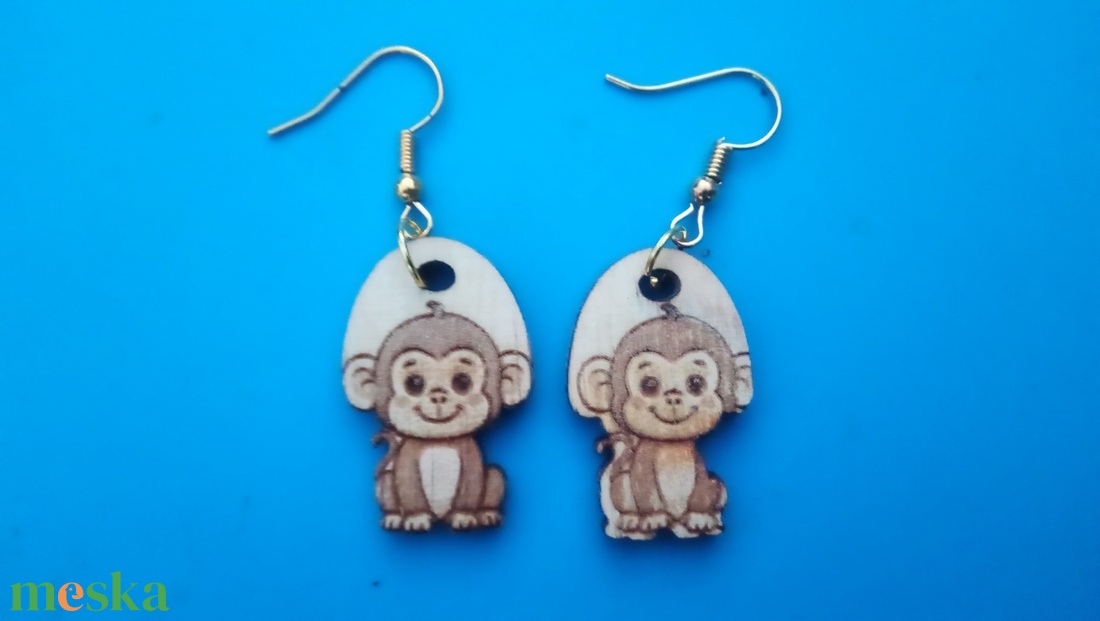 Majom fülbevaló. Majmos füldísz majommal. Kiváló ajándék lánynak, vidám hölgynek, nőnek szilveszterre vagy bármikor. - esküvő - ékszer - fülbevaló - Meska.hu