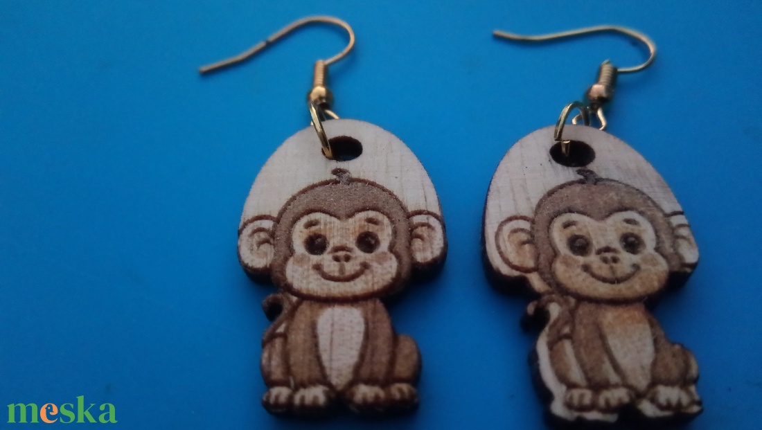 Majom fülbevaló. Majmos füldísz majommal. Kiváló ajándék lánynak, vidám hölgynek, nőnek szilveszterre vagy bármikor. - esküvő - ékszer - fülbevaló - Meska.hu