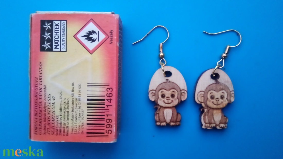 Majom fülbevaló. Majmos füldísz majommal. Kiváló ajándék lánynak, vidám hölgynek, nőnek szilveszterre vagy bármikor. - esküvő - ékszer - fülbevaló - Meska.hu