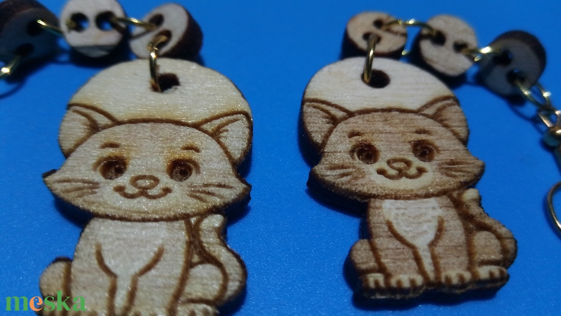 Láncos Cica macska fülbevaló. Cicás füldísz, cicával. Kiváló ajándék lánynak, vidám hölgynek, nőnek szilveszterre. - esküvő - ékszer - fülbevaló - Meska.hu