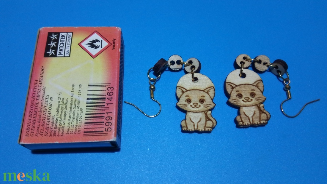 Láncos Cica macska fülbevaló. Cicás füldísz, cicával. Kiváló ajándék lánynak, vidám hölgynek, nőnek szilveszterre. - esküvő - ékszer - fülbevaló - Meska.hu