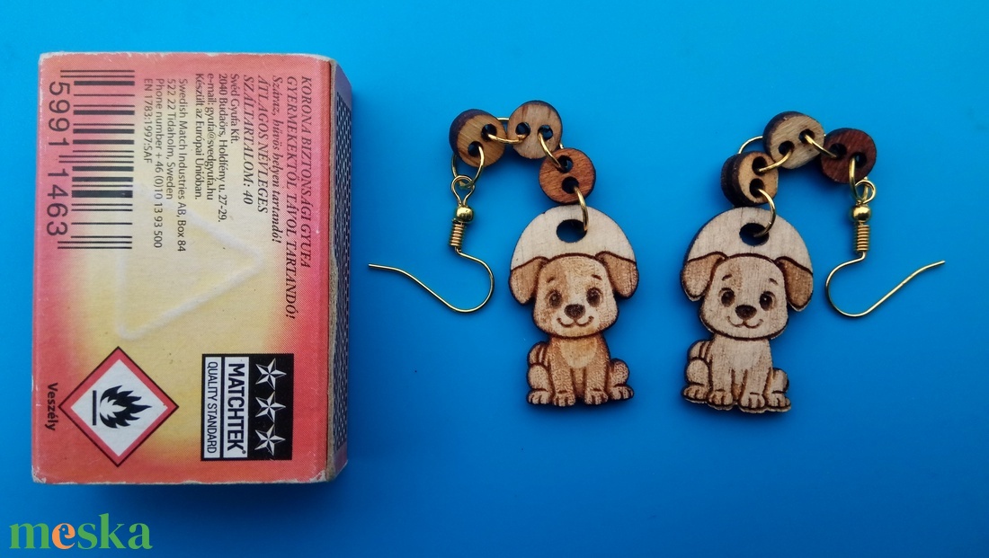 Láncos Kutya fülbevaló. Kutyás füldísz kutyával. Kiváló ajándék lánynak, vidám hölgynek, nőnek szilveszterre. - esküvő - ékszer - fülbevaló - Meska.hu