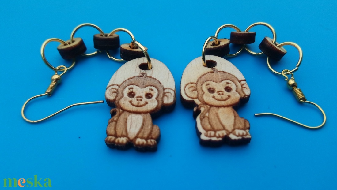 Láncos, lógós, Majom fülbevaló. Majmos füldísz majommal. Kiváló ajándék lánynak, vidám hölgynek, nőnek szilveszterre. - esküvő - ékszer - fülbevaló - Meska.hu
