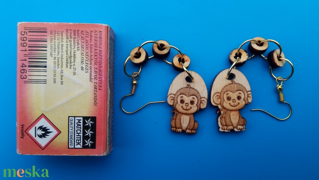 Láncos, lógós, Majom fülbevaló. Majmos füldísz majommal. Kiváló ajándék lánynak, vidám hölgynek, nőnek szilveszterre. - esküvő - ékszer - fülbevaló - Meska.hu