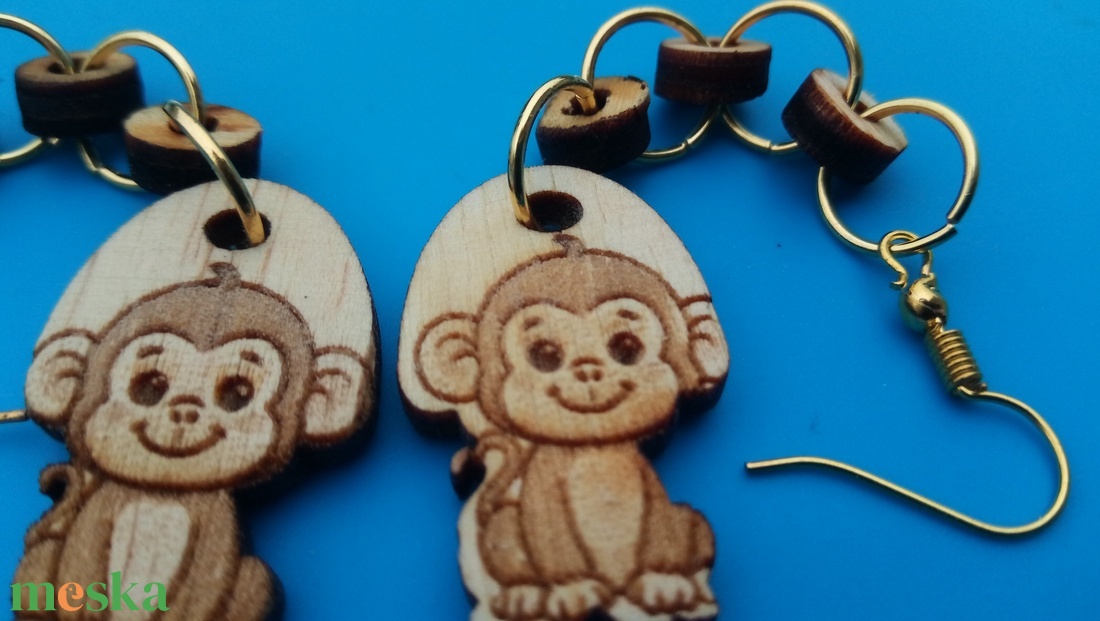 Láncos, lógós, Majom fülbevaló. Majmos füldísz majommal. Kiváló ajándék lánynak, vidám hölgynek, nőnek szilveszterre. - esküvő - ékszer - fülbevaló - Meska.hu