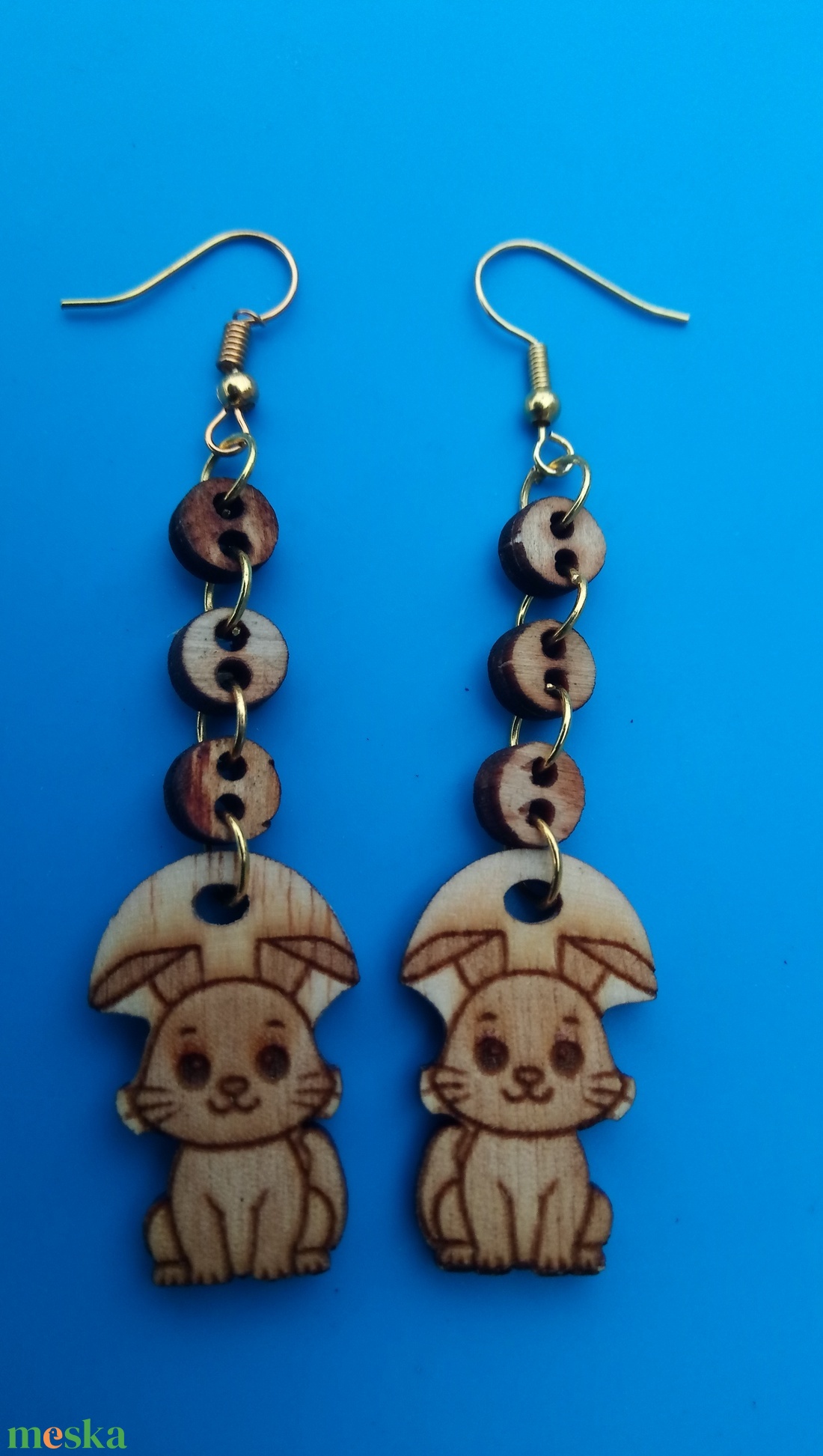 Láncos, lógós Nyúl nyuszi fülbevaló Nyulas füldísz nyúllal. Kiváló ajándék lánynak, vidám hölgynek, nőnek szilveszterre. - esküvő - ékszer - fülbevaló - Meska.hu