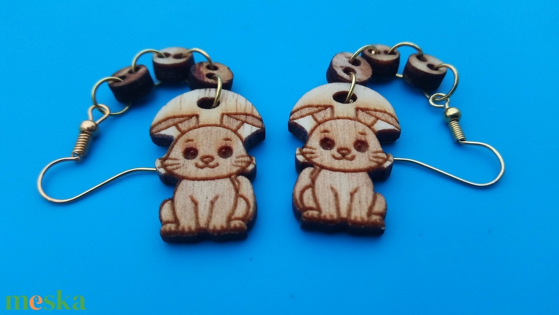 Láncos, lógós Nyúl nyuszi fülbevaló Nyulas füldísz nyúllal. Kiváló ajándék lánynak, vidám hölgynek, nőnek szilveszterre. - esküvő - ékszer - fülbevaló - Meska.hu