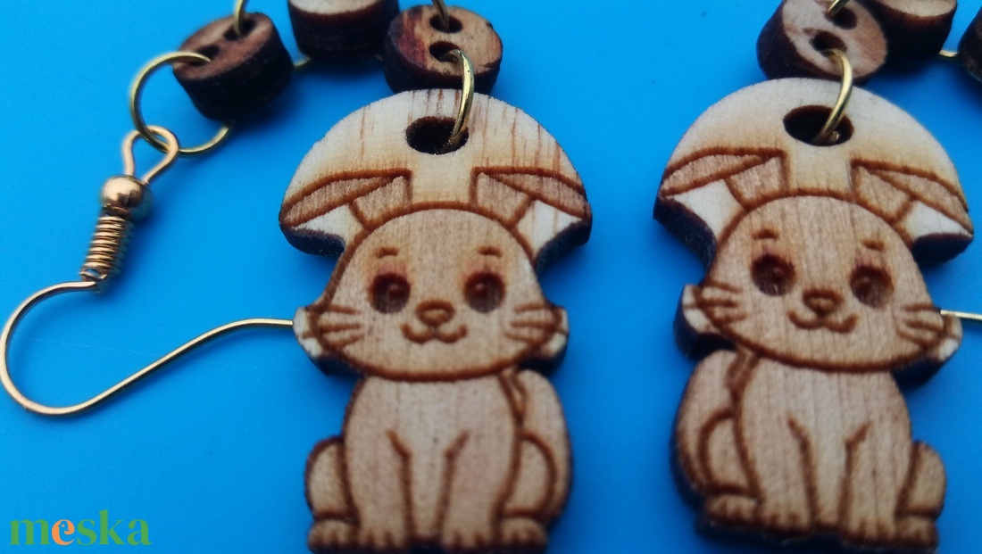 Láncos, lógós Nyúl nyuszi fülbevaló Nyulas füldísz nyúllal. Kiváló ajándék lánynak, vidám hölgynek, nőnek szilveszterre. - esküvő - ékszer - fülbevaló - Meska.hu