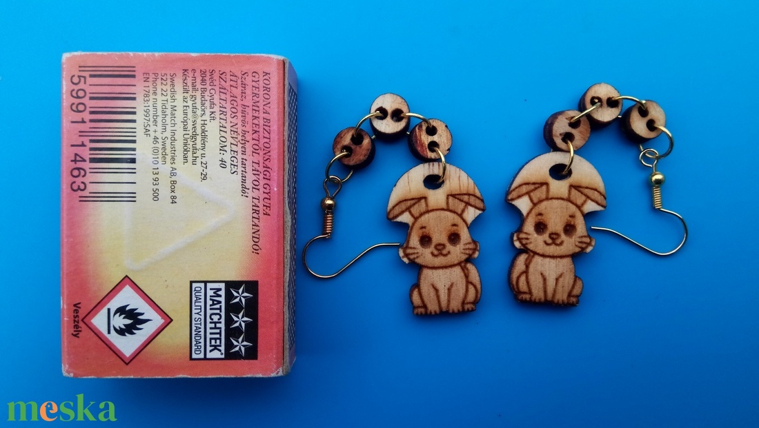 Láncos, lógós Nyúl nyuszi fülbevaló Nyulas füldísz nyúllal. Kiváló ajándék lánynak, vidám hölgynek, nőnek szilveszterre. - esküvő - ékszer - fülbevaló - Meska.hu