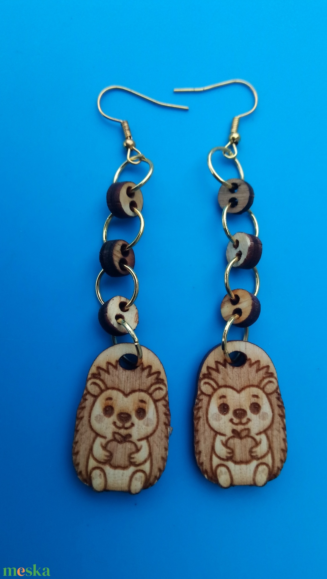 Láncos, lógós Süni sündisznó fülbevaló Sünis füldísz sünnel Kiváló ajándék lánynak, vidám hölgynek, nőnek szilveszterre. - esküvő - ékszer - fülbevaló - Meska.hu