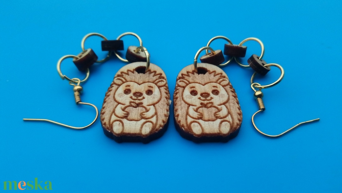 Láncos, lógós Süni sündisznó fülbevaló Sünis füldísz sünnel Kiváló ajándék lánynak, vidám hölgynek, nőnek szilveszterre. - esküvő - ékszer - fülbevaló - Meska.hu